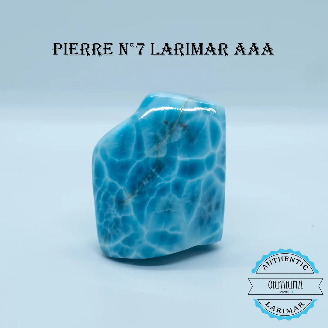 Incroyable pierre naturelle de Larimar aux multiples nuances de bleu. Bloc de Larimar taillé artisanalement et poli sur toutes les faces.
