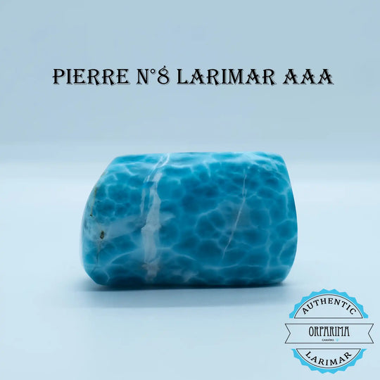 Petit bloc de Larimar de couleur bleu de grande qualité posé sur fond blanc. Pierre naturelle semi-précieuse de République Dominicaine.