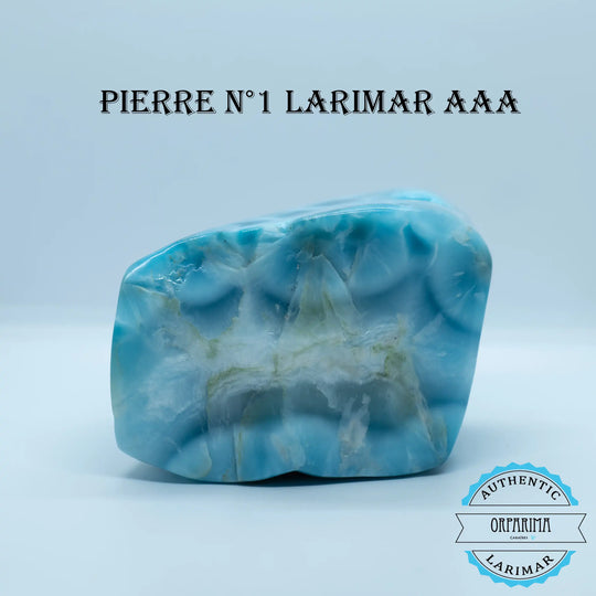 Larimar de République Dominicaine avec plusieurs teintes de bleu, posé sur fond blanc. Pierre naturelle façonnée artisanalement pour retirer la présences d&