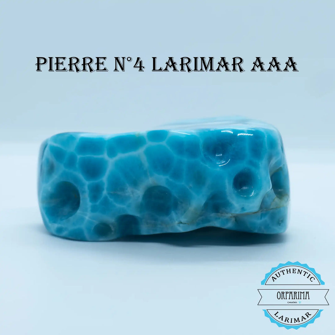 Bloc de Larimar bleu de République Dominicaine posé sur fond blanc. Pierre naturelle taillée en République Dominicaine creusée par endroit pour retirer toute présence de roche.