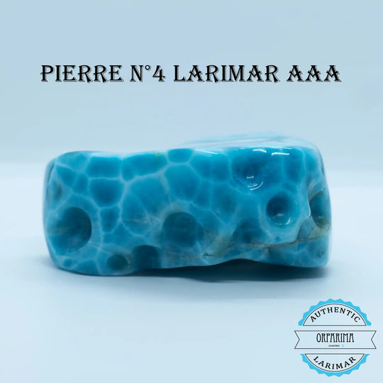 Bloc de Larimar bleu de République Dominicaine posé sur fond blanc. Pierre naturelle taillée en République Dominicaine creusée par endroit pour retirer toute présence de roche.