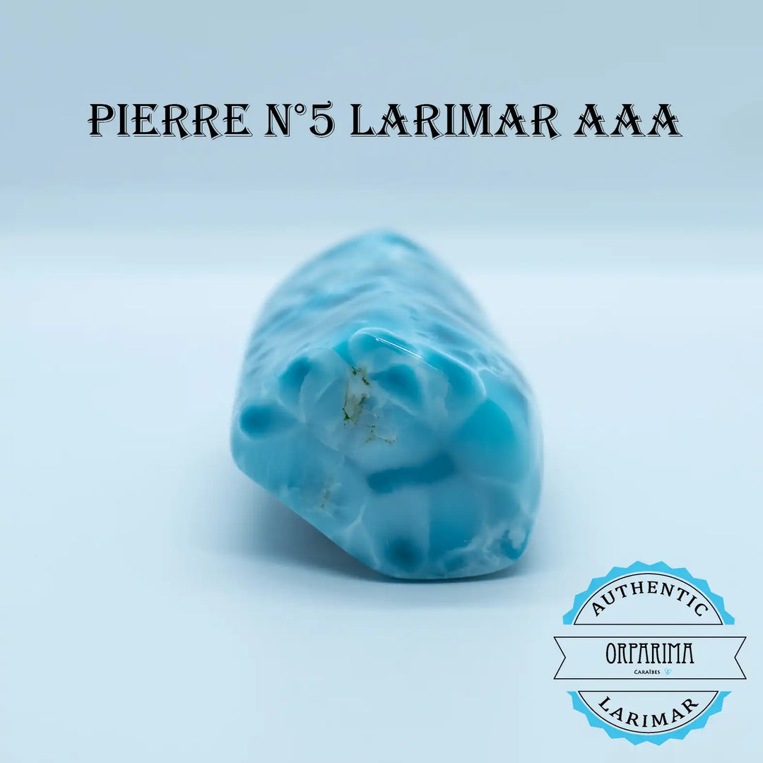 Larimar de République Dominicaine taillé en bloc cylindrique. Pierre naturelle de couleur bleu avec plusieurs nuances et un maillage de blanc.