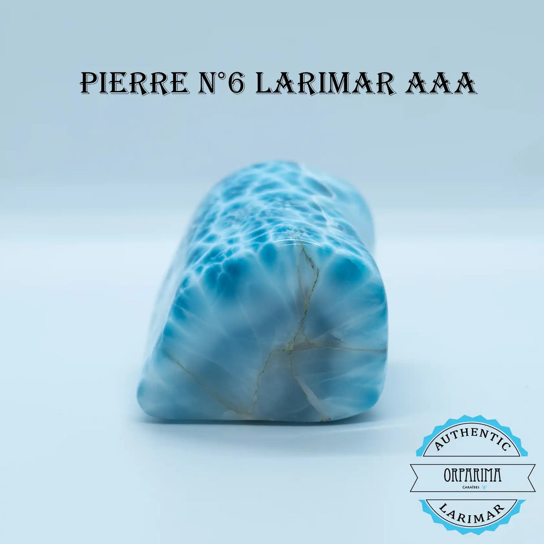Pierre naturelle de couleur bleu avec un maillage de blanc. Cette pierre semble être du Larimar de République Dominicaine.