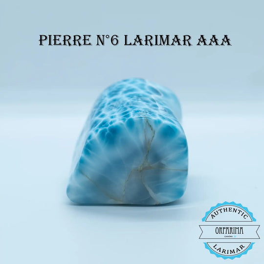 Pierre naturelle de couleur bleu avec un maillage de blanc. Cette pierre semble être du Larimar de République Dominicaine.
