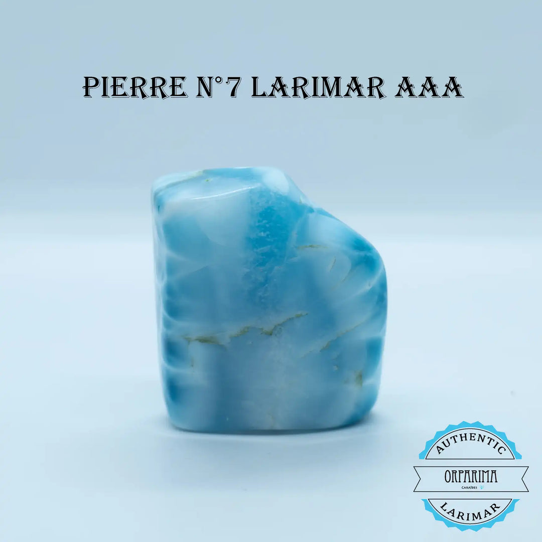 Magnifique bloc de Larimar de République Dominicaine. Pierre naturelle très rare idéale pour les collectionneur ou les énergéticiens. Plusieurs bleu différents sur cette pierre.