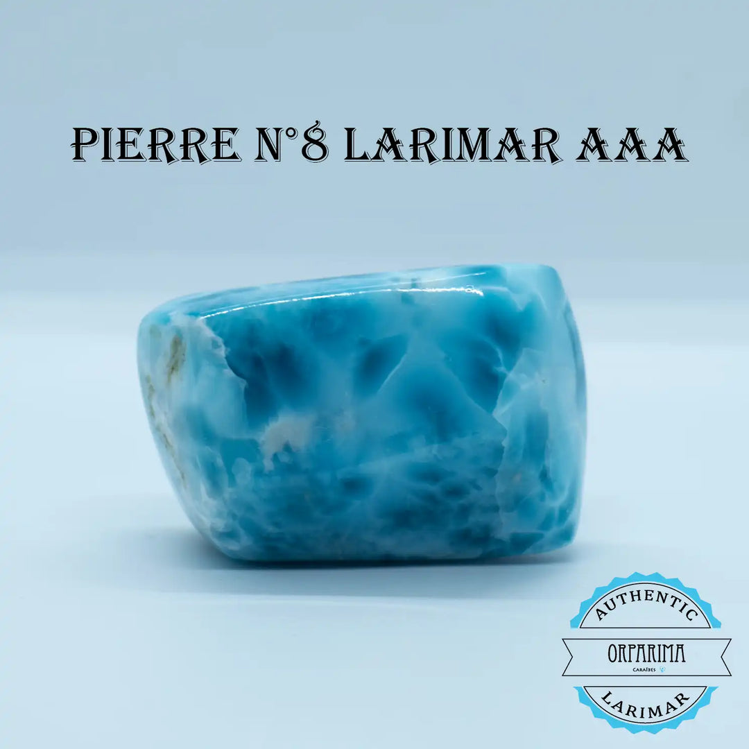 Pierre de Larimar posé sur fond blanc. Pierre naturelle qualité triple A pour collectionneur de pierre ou amateur de Larimar.