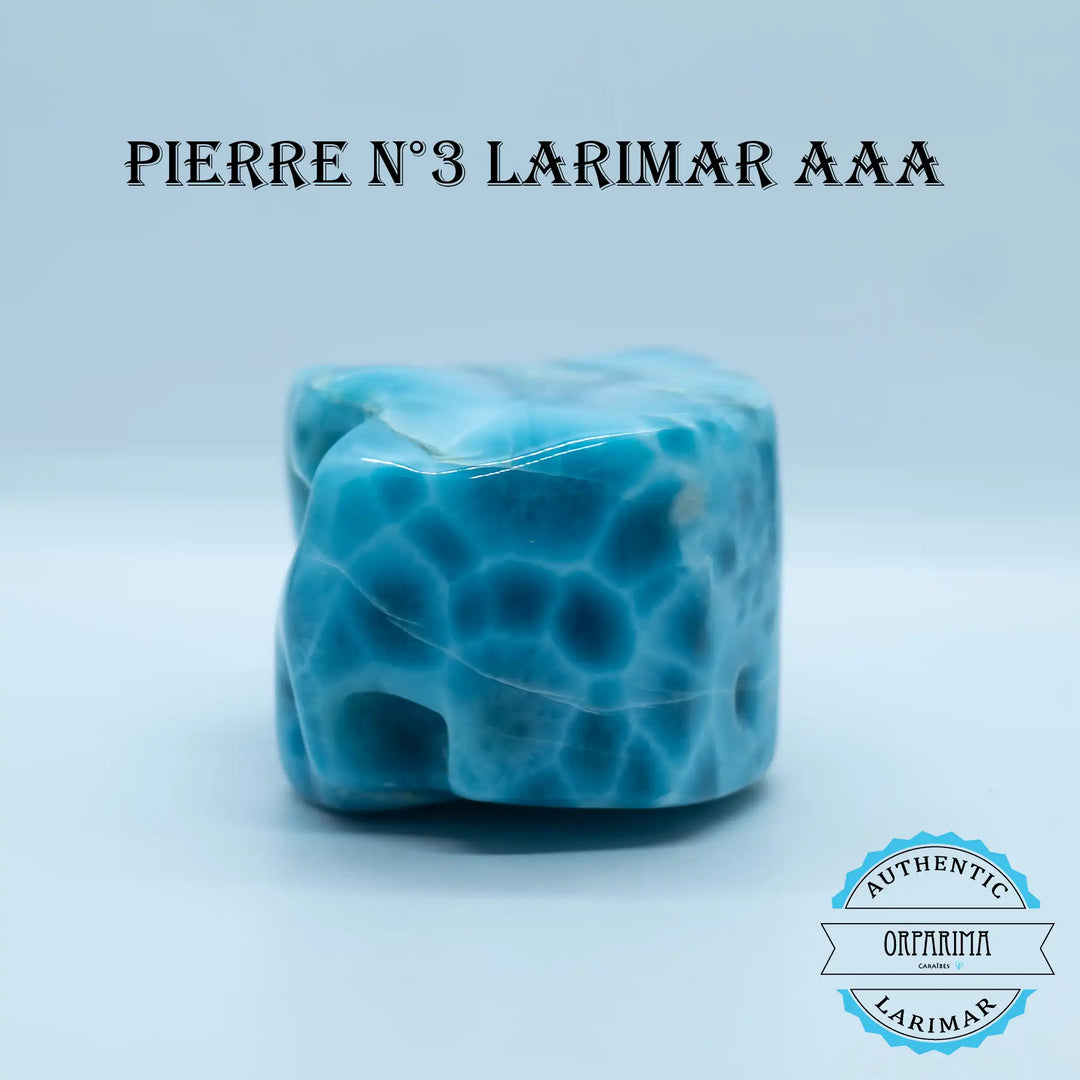 Très rare pierre naturelle de Larimar majoritairement bleu avec un maillage de blanc posé sur fond blanc. Bloc de pierre naturelle de Larimar magnifique, pièce de collection.