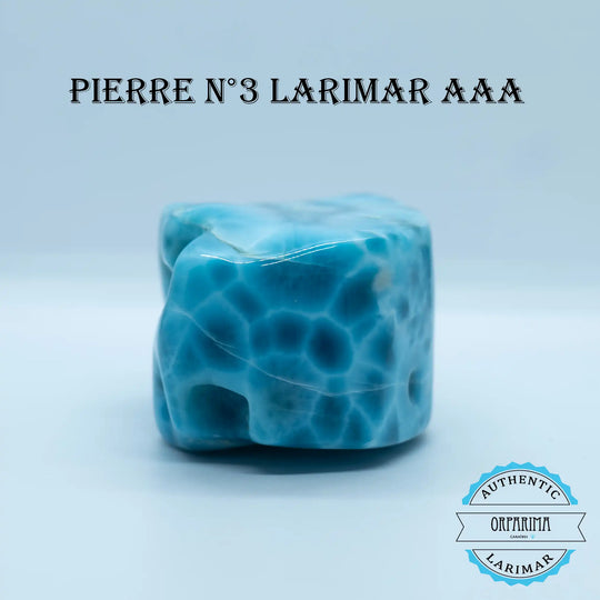 Très rare pierre naturelle de Larimar majoritairement bleu avec un maillage de blanc posé sur fond blanc. Bloc de pierre naturelle de Larimar magnifique, pièce de collection.