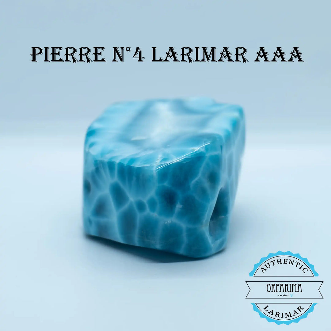 Magnifique bloc de Larimar de République Dominicaine taillé artisanalement. Larimar exceptionnel avec plusieurs nuances de bleu, creusé par endroit pour supprimer toute présence de roche. Pierre naturelle de collection.