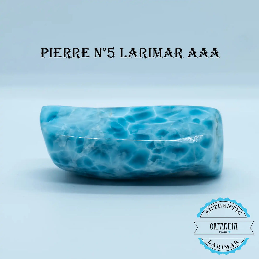 Pierre naturelle de Larimar bleu avec un maillage de blanc, bloc de roche de forme cylindrique apaisante. Larimar exceptionnelle très rare idéal pour les collectionneurs.