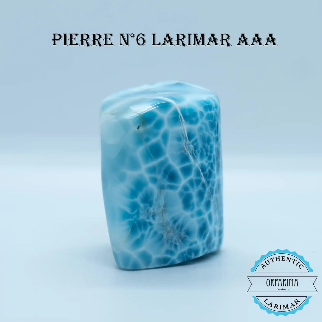 Bloc de Larimar de grande qualité de forme cylindrique posé sur fond blanc. Pierre naturelle de République Dominicaine. Idéal pour collectionneurs.