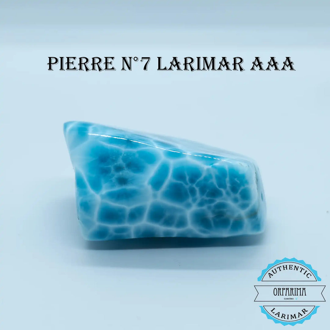 Pierre bleu avec un maillage de blanc faisant penser aux reflets du soleil sur une piscine. Pierre naturelle de Larimar de République Dominicaine.