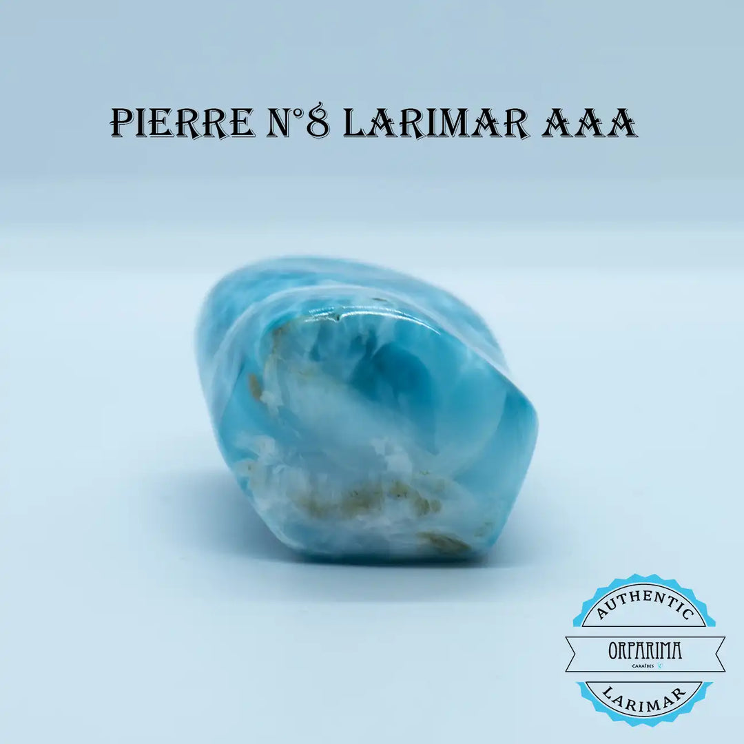 très beau bloc de Larimar avec plusieurs nuances de bleu prit en photo de prêt et posé sur fond blanc. Pierre naturelle unique au monde.