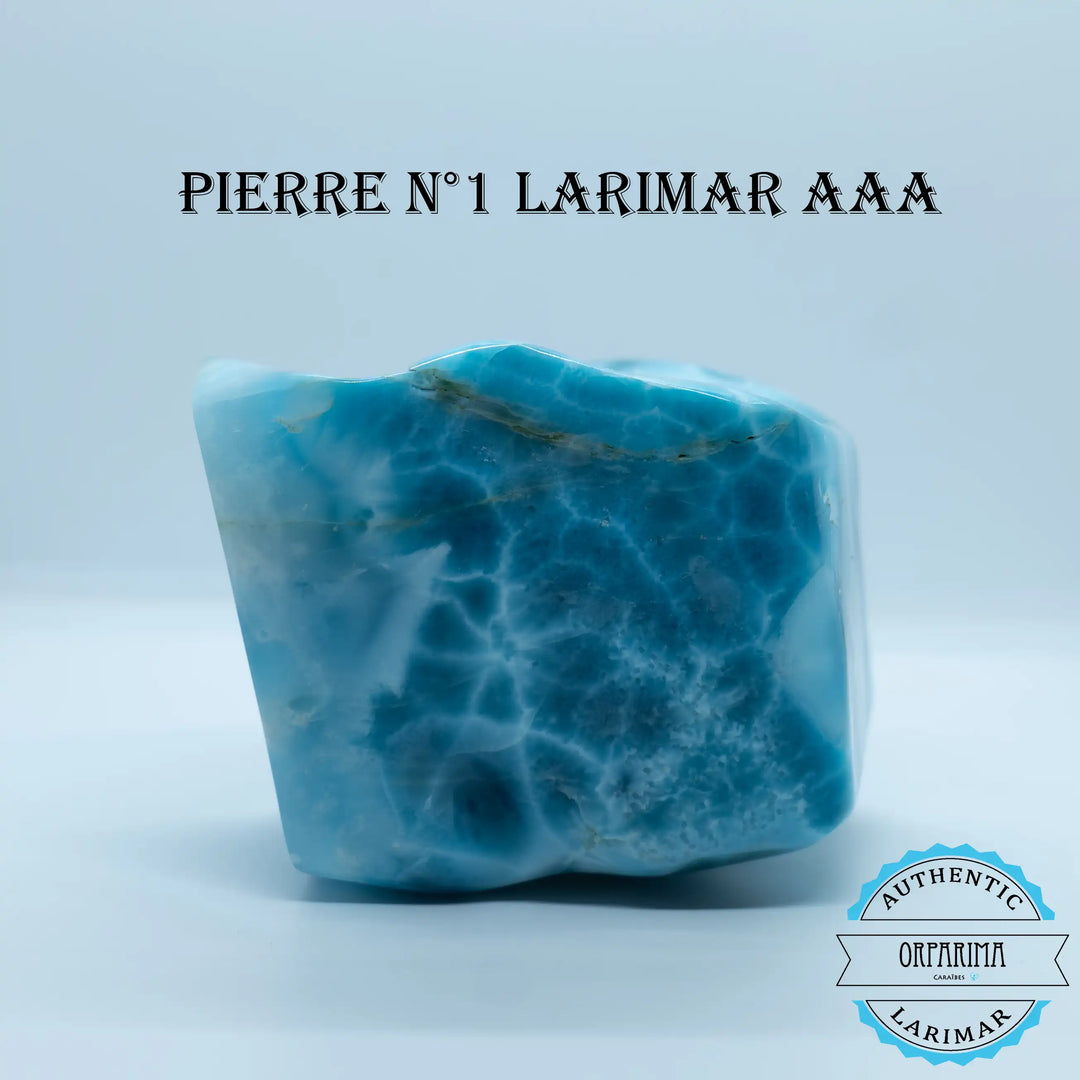 Pierre naturelle de Larimar avec un panel de bleu magnifique, sur fond blanc. Bloc de Larimar de collection pour les amateurs de minéraux uniques au monde.