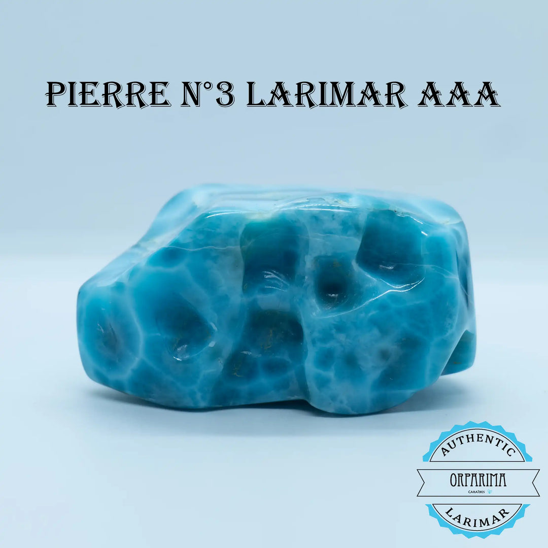 Bloc de Larimar de forme cubique creusé à plusieurs endroits pour retirer la présence de roche ou d'autres minéraux. Pierre naturelle taillée artisanalement en République Dominicaine.