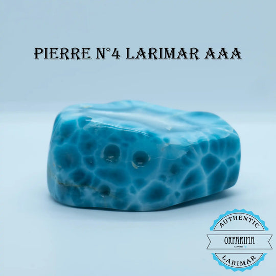 Larimar de République Dominicaine sous forme de bloc posé sur fond blanc. Qualité exceptionnelle de Larimar pour amateur de pierre naturelles ou collectionneurs.