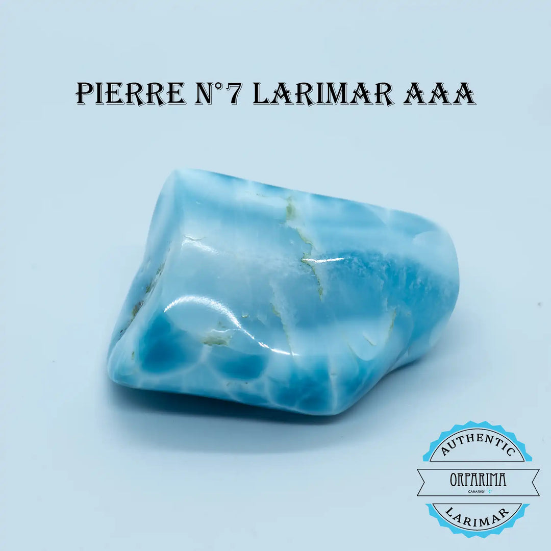 Pierre semi-précieuse de Larimar, de couleur bleu avec différentes nuances, extrait et taillé en République Dominicaine.