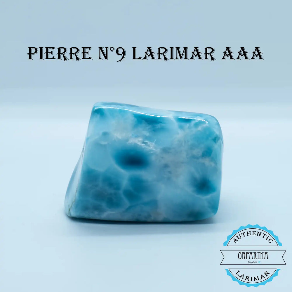 Superbe pierre naturelle de Larimar de couleur bleu, posée sur fond blanc. Larimar de grande qualité réputé pour ses effets apaisants et anti-stress.