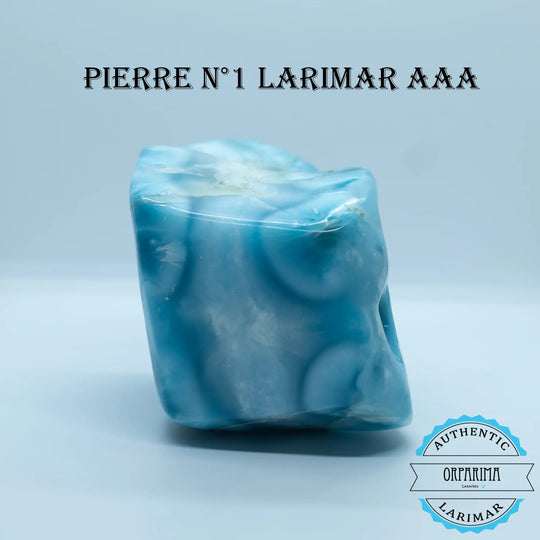 Larimar de couleur bleu de forme aléatoire plutôt cubique posé sur fond blanc. Bloc de pierre naturelle de République Dominicaine très difficile à trouver et très rare.