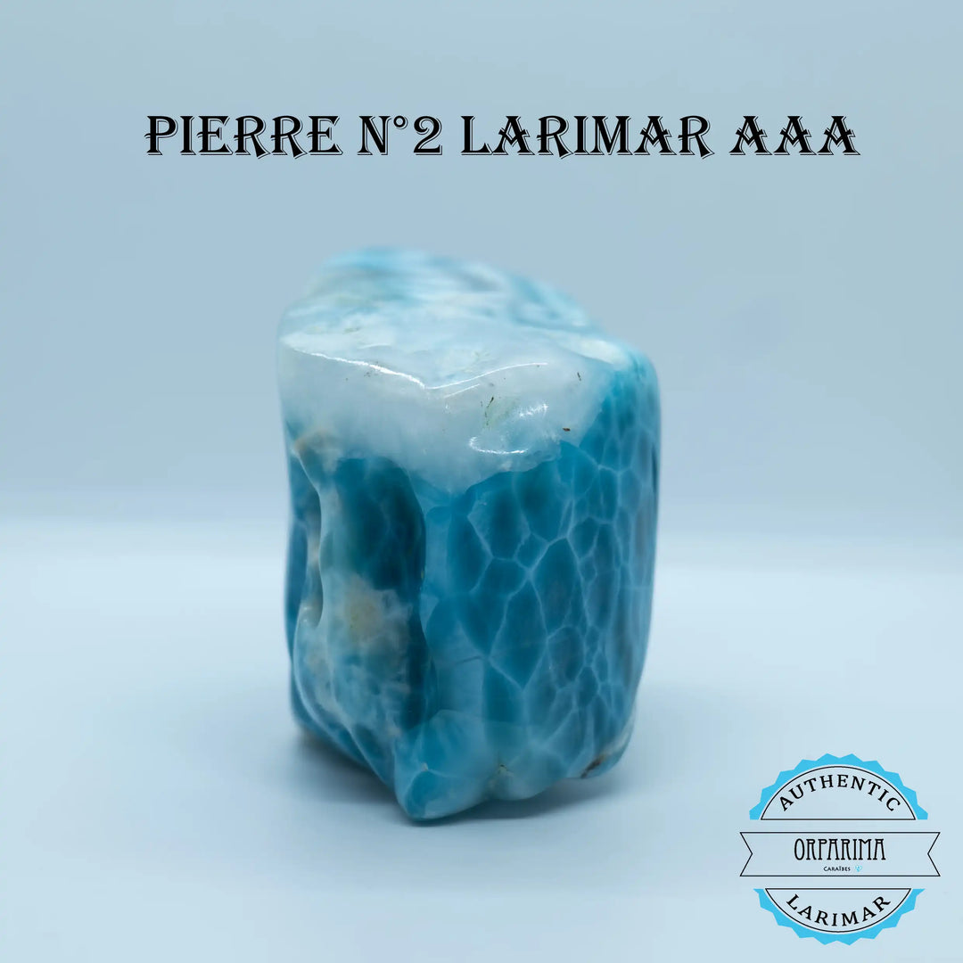 Bloc de Larimar de République Dominicaine de couleur bleu avec la présence de zone blanche et un maillage de blanc. Pierre naturelle incroyable pour collectionneurs, qualité triple A.