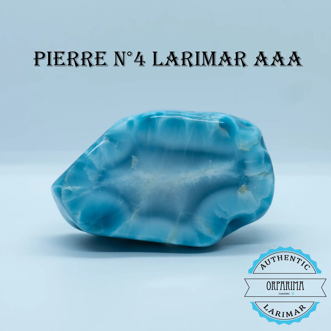 Superbe pierre de Larimar bleu posé sur fond blanc. Pierre naturelle unique au monde extraite en République Dominicaine et taillés artisanalement. Bloc de Larimar de collection.