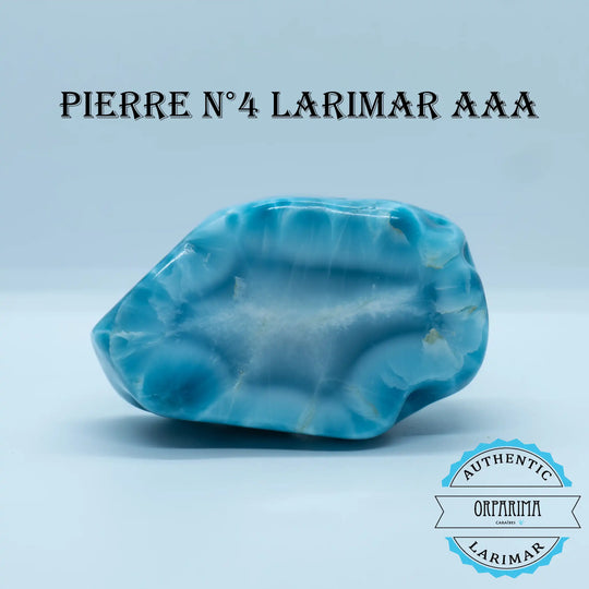 Superbe pierre de Larimar bleu posé sur fond blanc. Pierre naturelle unique au monde extraite en République Dominicaine et taillés artisanalement. Bloc de Larimar de collection.