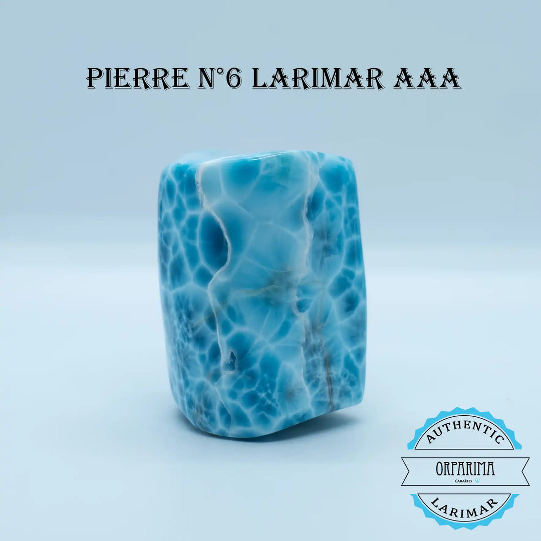 Incroyable bloc de Larimar de République Dominicaine posé sur fond blanc. Pierre naturelle de couleur bleu et creusé sur certaines faces pour enlever la présence de roche et d&