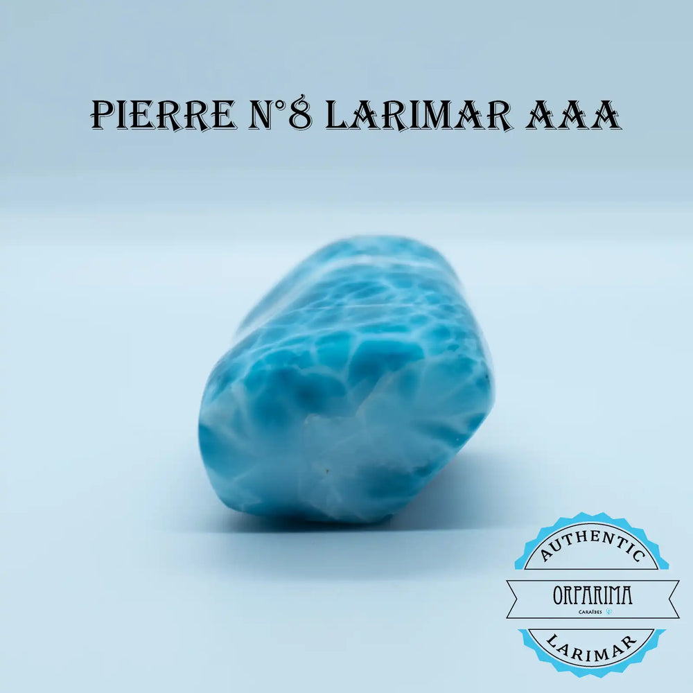 Pierre semi-précieuse de Larimar de couleur bleu, posée sur un fond blanc. Pierre naturelle de collection de la meilleure des qualités.
