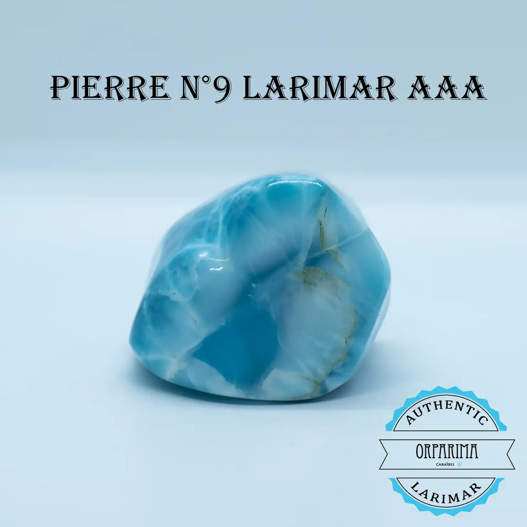 Bloc de Larimar aux multiples nuances de bleu, posé sur fond blanc. Pierre naturelle unique venant de République Dominicaine. Pierre semi-précieuse pour collectionneur.