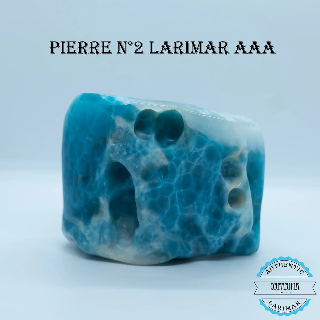 Magnifique pierre naturelle de Larimar taillé artisanalement avec plusieurs alvéoles creusées pour enlever la présence de roche ou d'autres minéraux. Pièce unique et extrêmement rare.