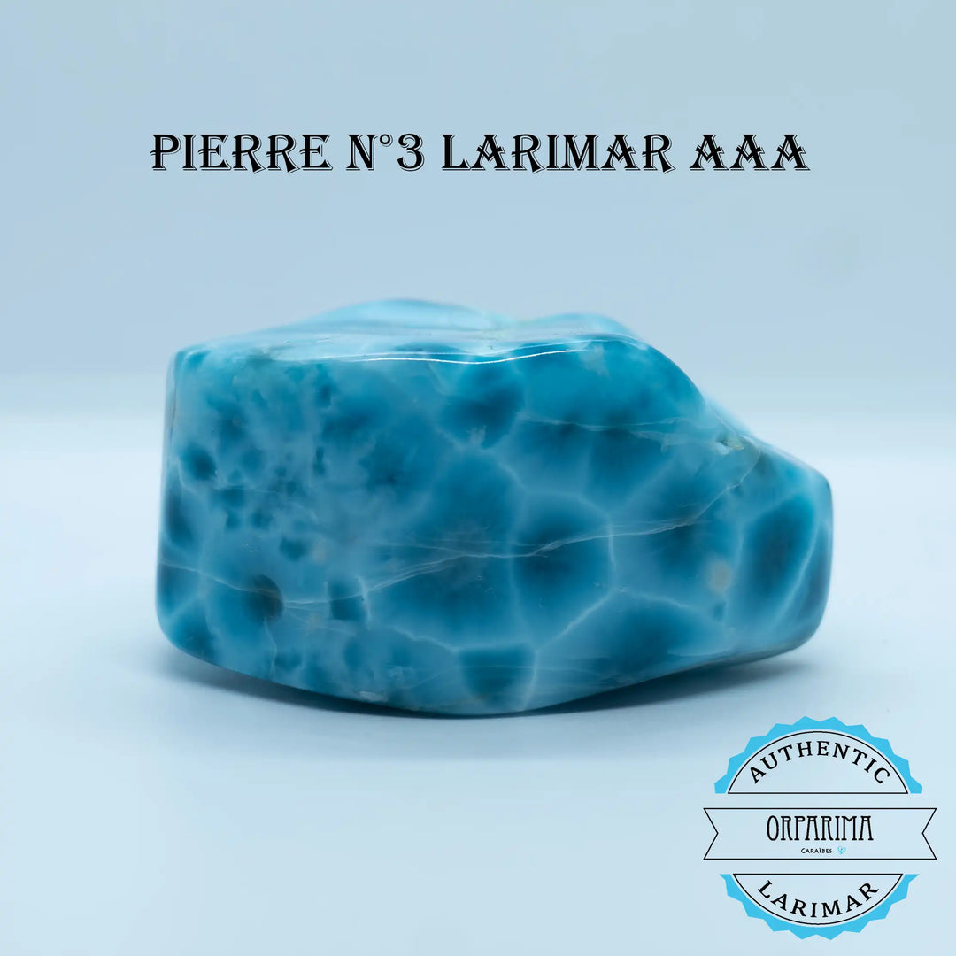 Pierre bleu de Larimar de République Dominicaine. Pièce de Larimar très rare, idéal en lithothérapie ou pour les magnétiseurs. Bloc taillé artisanalement.