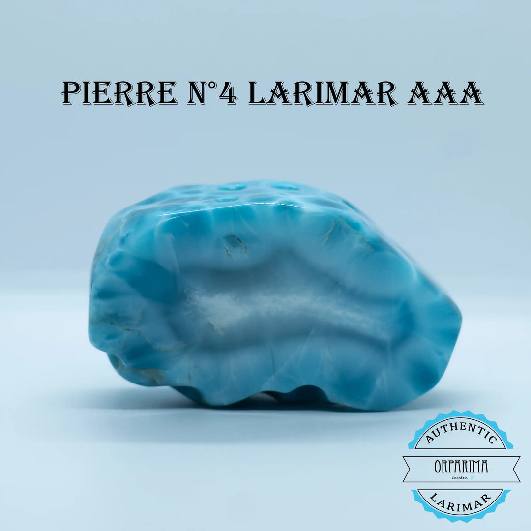 Pierre de Larimar bleu avec plusieurs nuances allant du bleu ciel au bleu foncé. Pierre naturelle de République Dominicaine extraite dans la région de Barahona.
