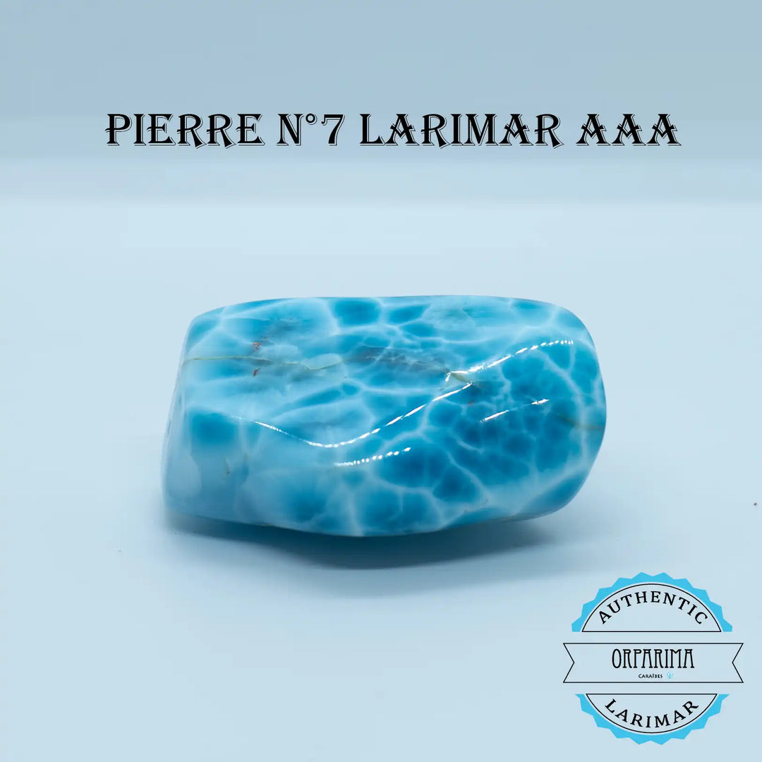 Pierre de collection faite en Larimar de République Dominicaine. Pierre naturelle rare présentant plusieurs teintes de bleu allant du bleu ciel au bleu foncé.