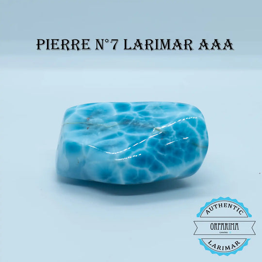 Pierre de collection faite en Larimar de République Dominicaine. Pierre naturelle rare présentant plusieurs teintes de bleu allant du bleu ciel au bleu foncé.