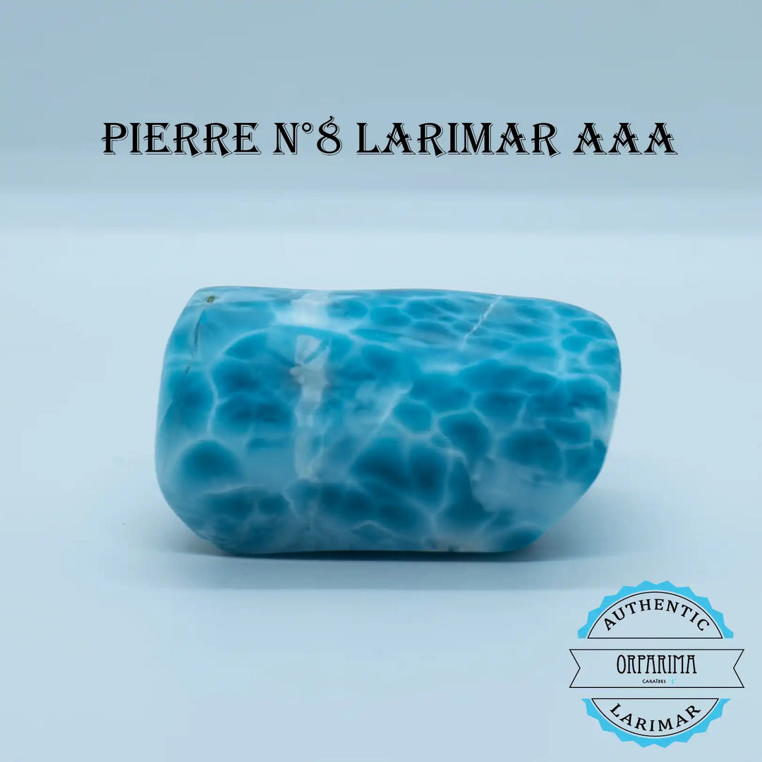 Pierre naturelle bleu avec un maillage de blanc posé sur un fond gris blanc. Pierre semi-précieuse de Larimar venant de République Dominicaine.