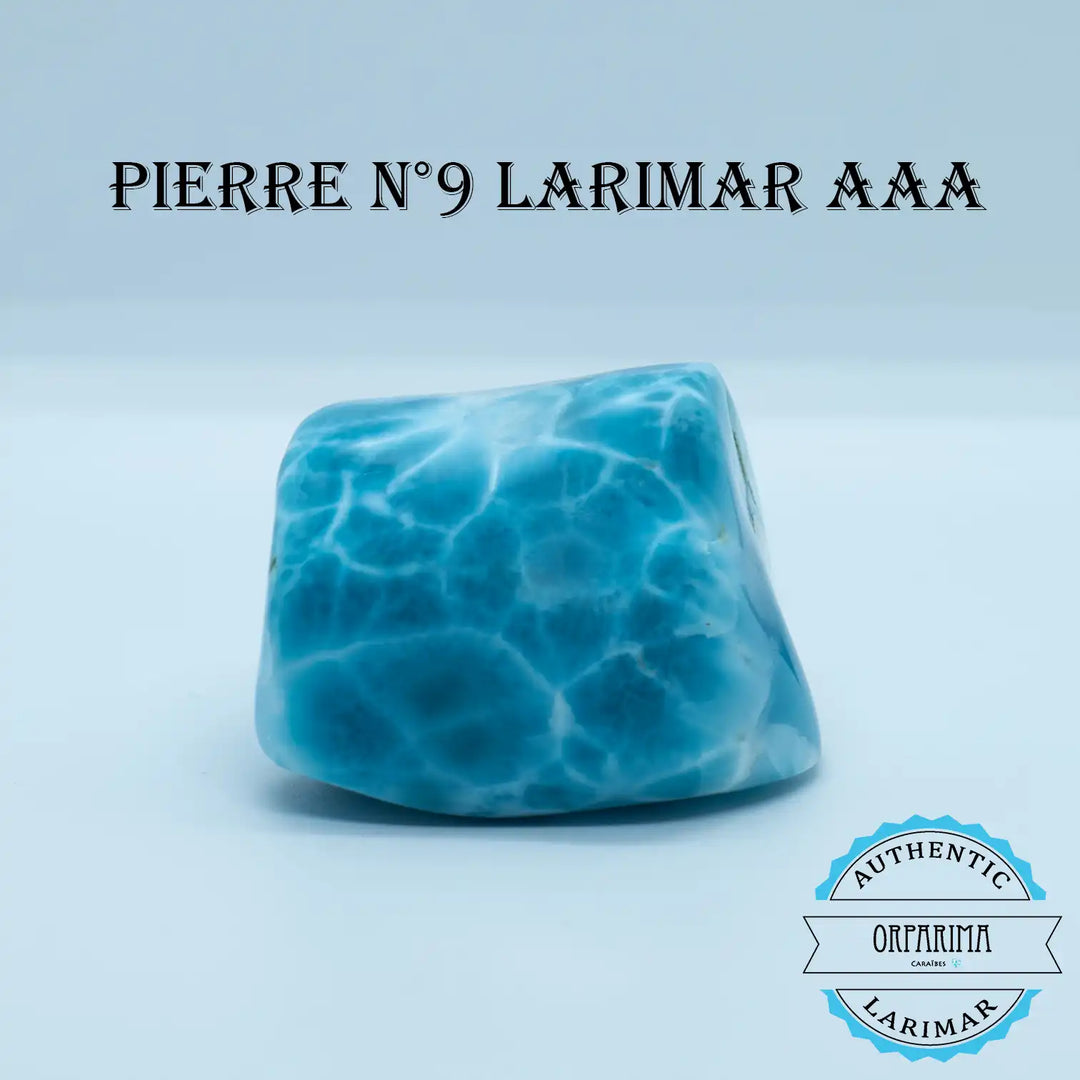 Bloc de Larimar de République Dominicaine aux effets apaisants posé sur fond blanc. Pierre naturelle pour collectionneur.
