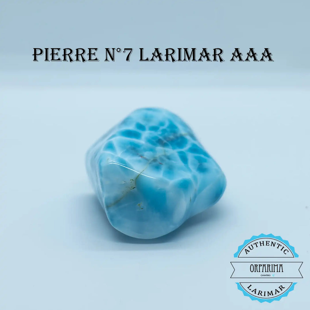 Pierre de Larimar incroyable avec plusieurs nuances de bleu ciel au bleu foncé. Pierre naturelle taillée artisanalement en République Dominicaine.