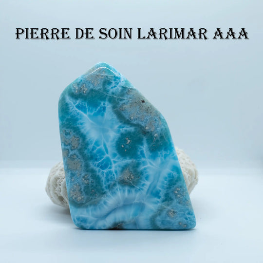 pierre de Larimar avec la présences de plusieurs nuances de bleu et de maillage de blanc. Pierre utilisée comme support pour des soins énergétiques. Pierre de soin très rare.