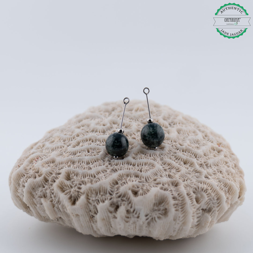 Paire de perles naturelles de Jade Jaguar Maya, pierre verte foncée mouchetée d'un vert plus clair pouvant être montée sur des boucles d'oreilles créoles fabriqué artisanalement