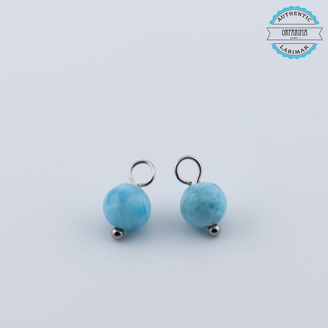 Deux perles de Larimar de République Dominicaine de 6mm de diamètre faites pour être montées sur une paire de créoles en acier inoxydable chirurgical. Bijoux faits à la main en République Dominicaine.