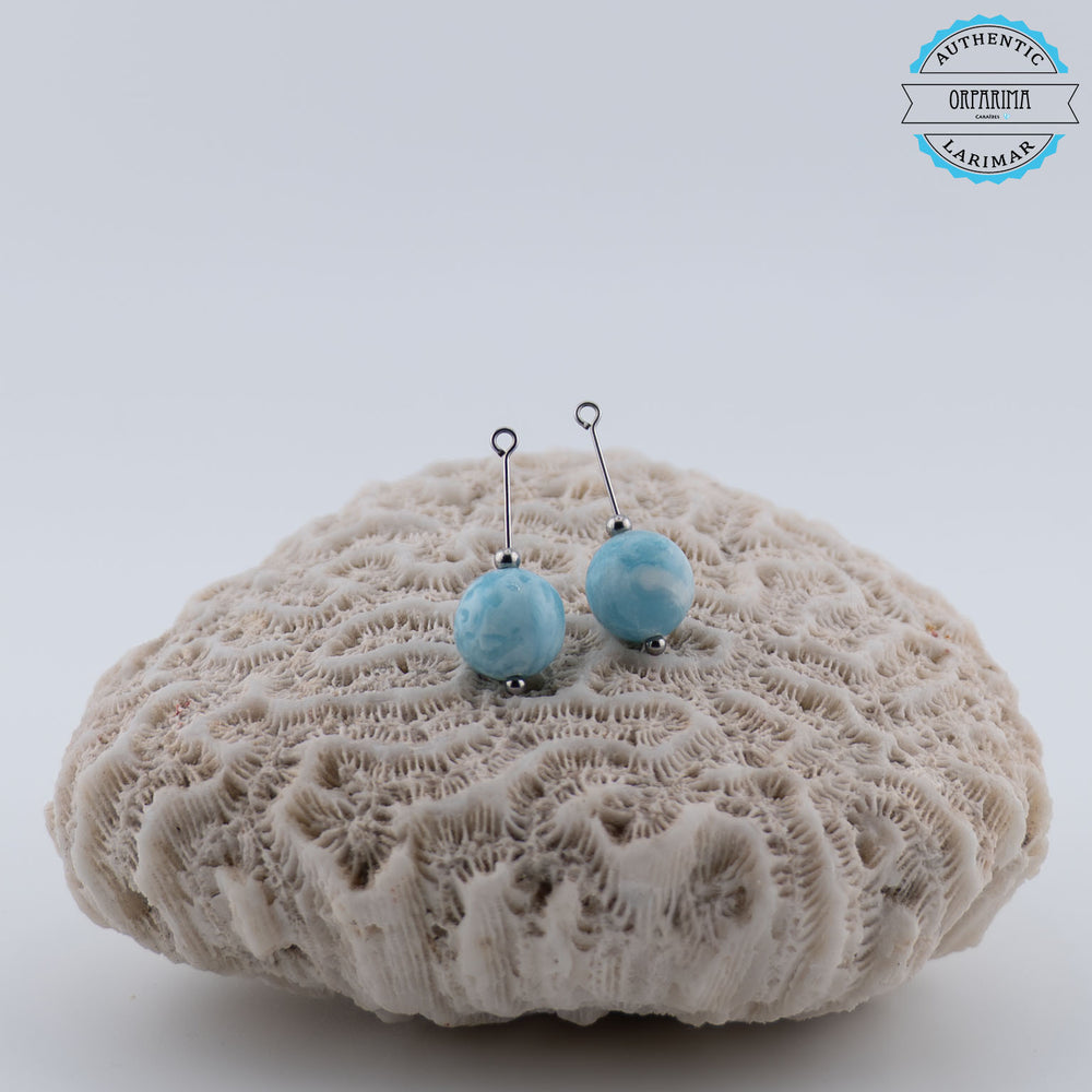 Tiges avec leur perle de Larimar bleu de République Dominicaine faite à la main pouvant être montées sur des boucles d'oreilles créoles argentées.