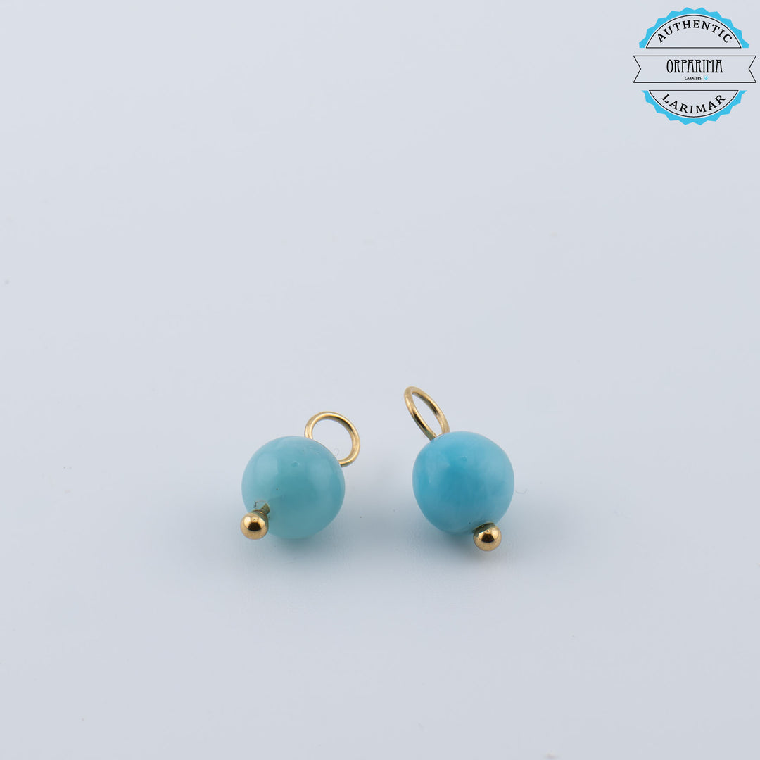 Accessoire pour petites créoles en acier inoxydable doré. Paire de perles naturelles de Larimar de République Dominicaine montées sur une tige en acier inoxydable doré.