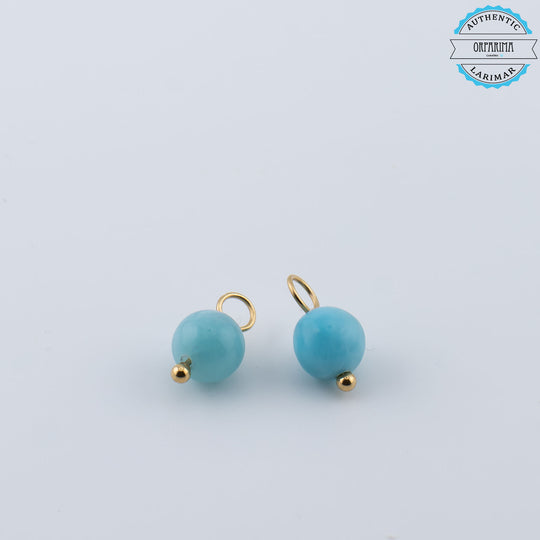 Accessoire pour petites créoles en acier inoxydable doré. Paire de perles naturelles de Larimar de République Dominicaine montées sur une tige en acier inoxydable doré.