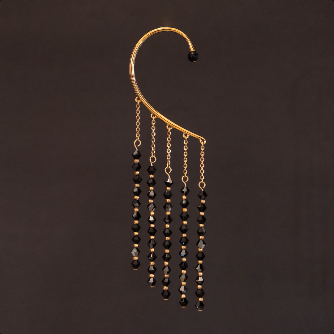Tour d'oreille avec des Swarovski noir sur fond noir. Bijou crée pour être posé sur le contour de l'oreille ne nécessitant pas d'avoir les oreilles percées.