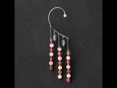 Présentation de notre modèle "Amour" de la Collection Energie de chez Orparima, à 360 degrés. perle de Rhodonite sur le devant, Quartz Rose et du Quartz Fraise sur les pendants.