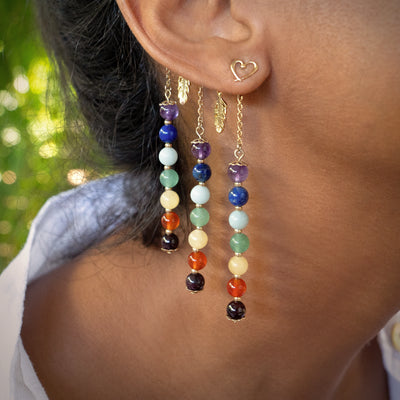 Tour d'oreille "7 Chakras" de la Collection Energie en plan serré, porté par Maritza. Le tour d'oreille est complété par les boucles d'oreilles Coeur Orparima.