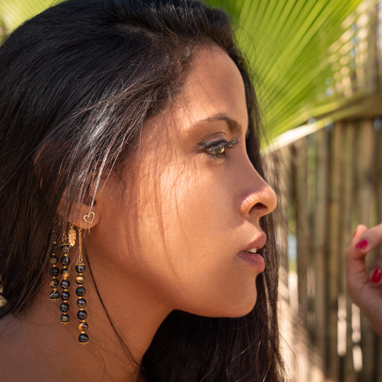 Maritza porte le modèle "Protection" de la Collection Energie, en vue de profile. Le boucles d&