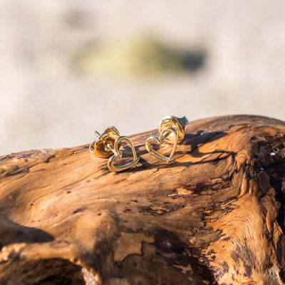 Boucles d'oreilles Orparima modèle "Coeur" sur un morceau de bois flotté. Bijoux dorés dans un bain d'or 24 Carats.