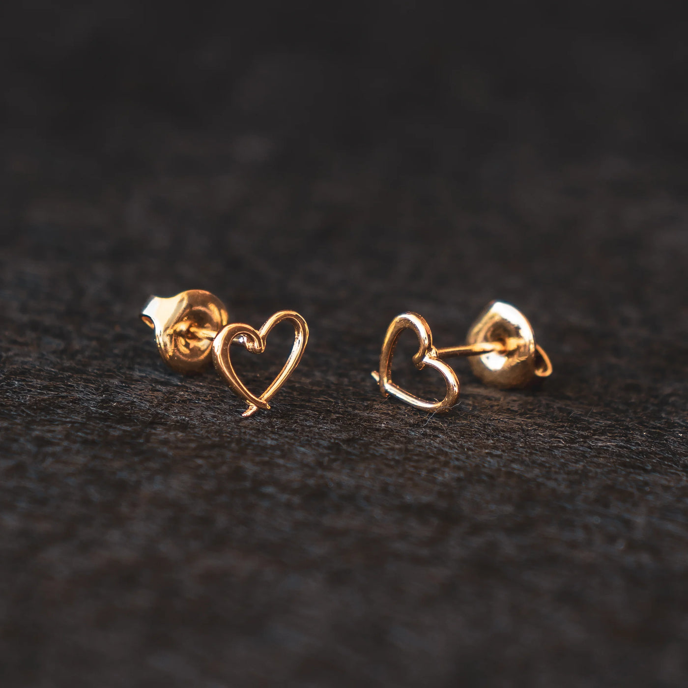 Boucles d'oreilles Orparima en forme de coeur de la Collection Puces d'Oreilles. Bijoux dorés dans un bain d'or 24 Carats par une entreprise française.
