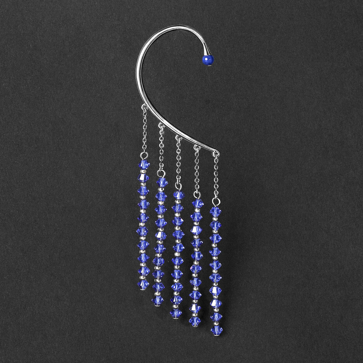 Orparima Tour d'oreille "Blue Diamond" Collection Swarovski produit seul fond noir. Tour d'oreille doré au Palladium